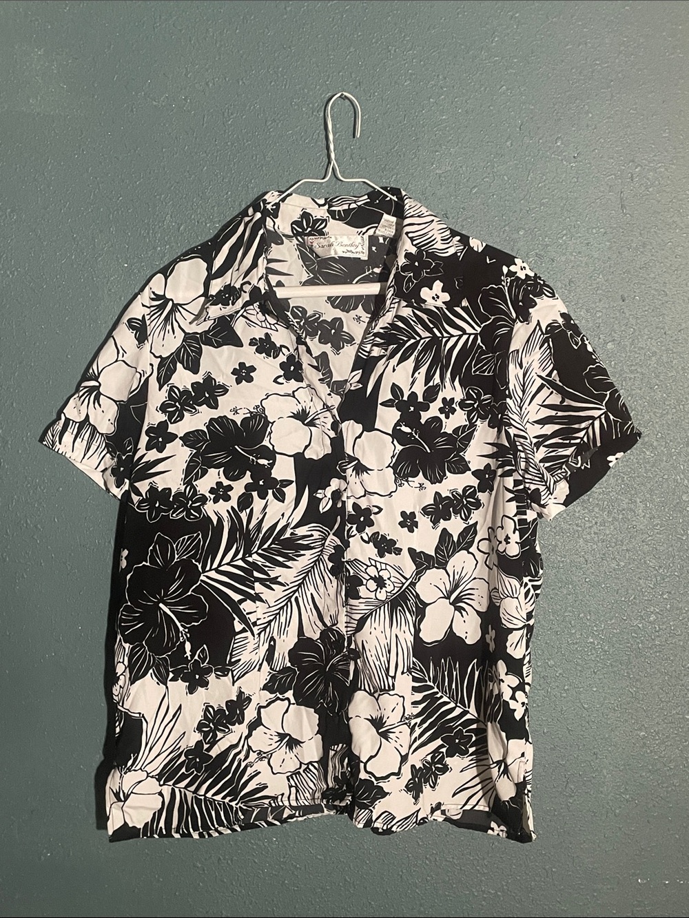 Black & White Floral Short-Sleeve Button-Down Camp Shirt